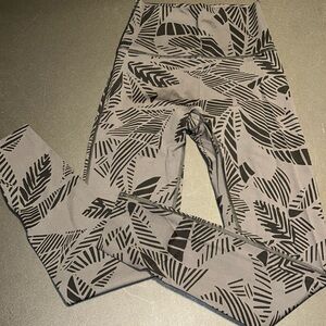 Aerie Chill Play Move Small Black Gray Leaf Patterned Leggings